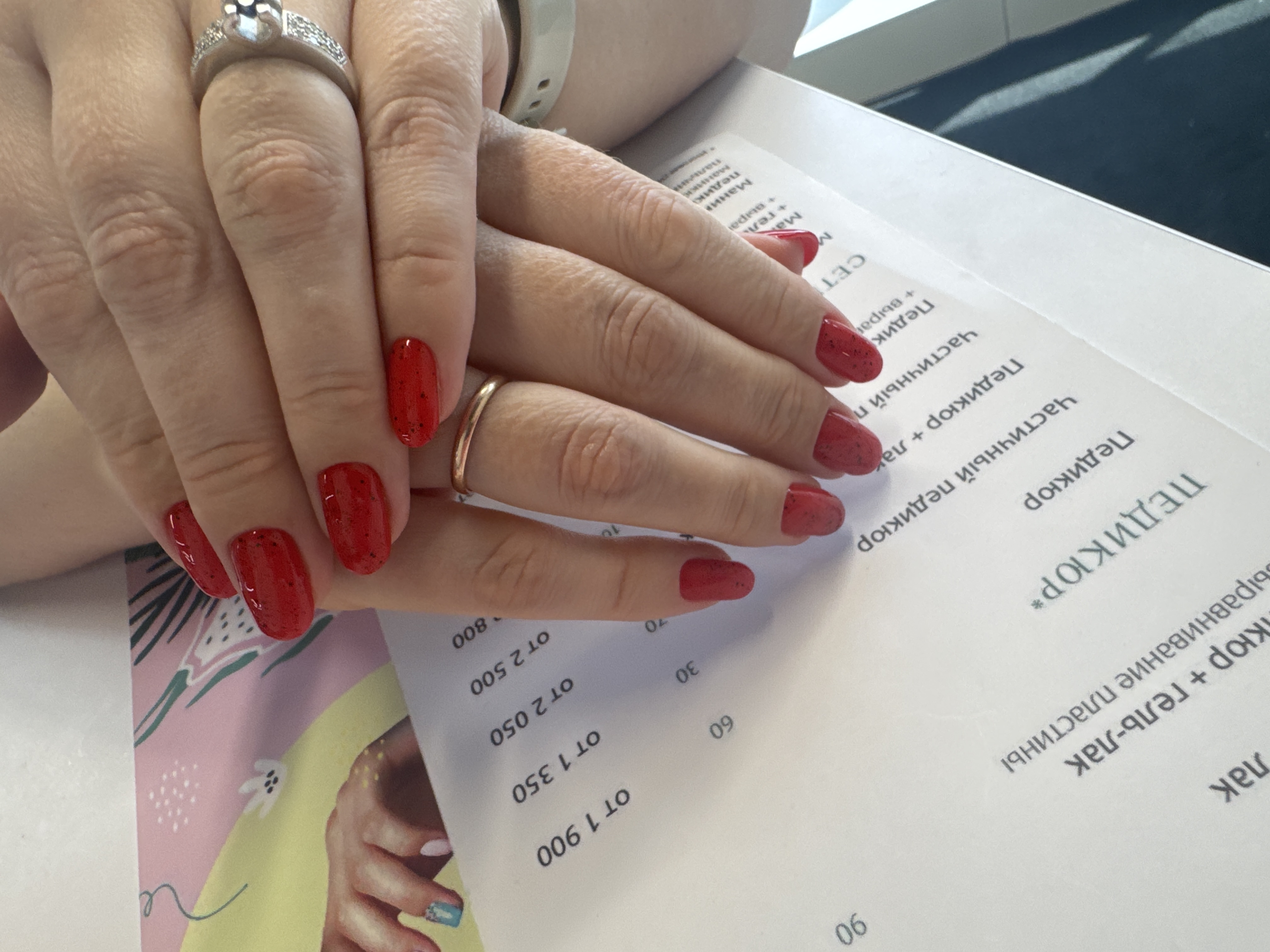 Маникюр, однотон, красный, топ в крапинку