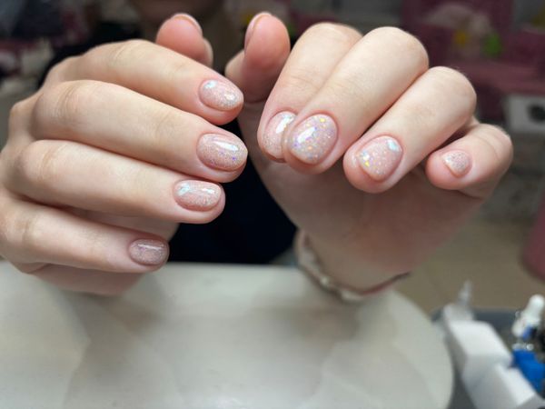 Маникюр, на каждый день, однотон, лак с блестками, нежный, бесцветный
